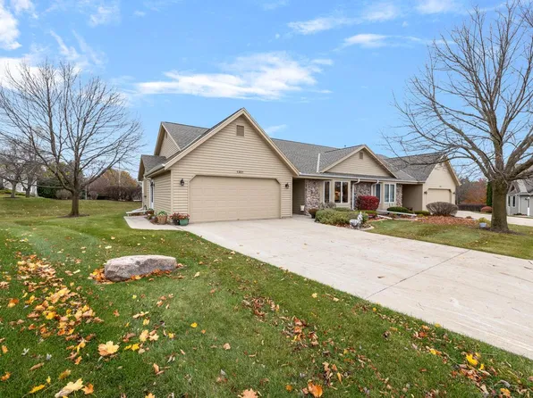 1221 Stonewood CIRCLE, West Bend, WI 53095