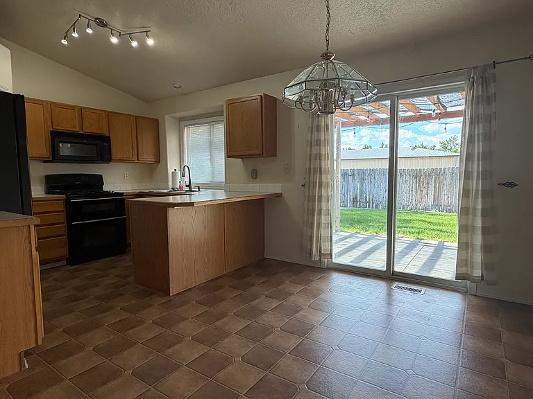 899 W Waterbury Dr — Photo 2