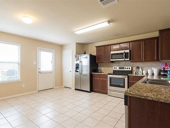 4th image of 1220 Basswood Ln