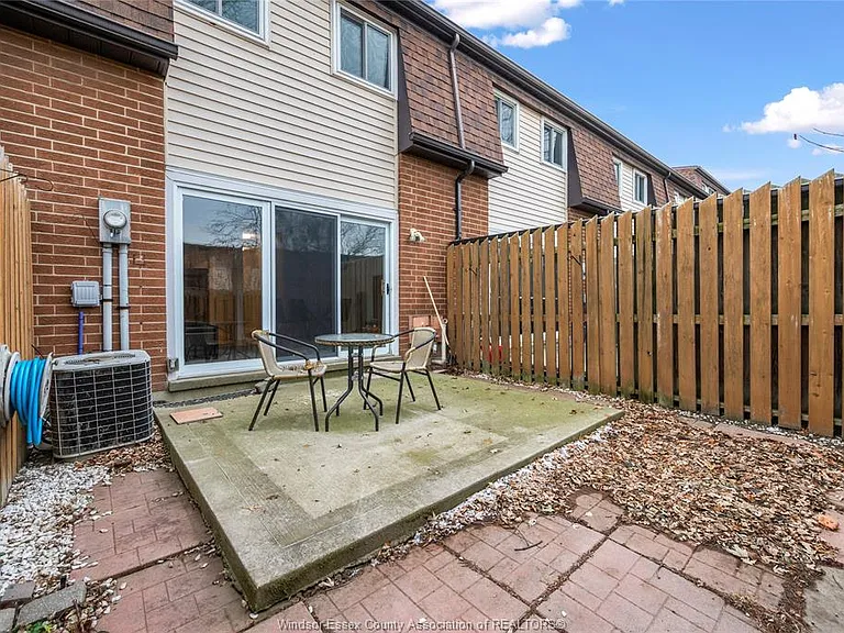 6384 Thornberry Cres — Photo 22