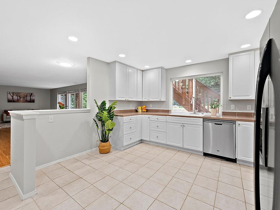 1st image of 820B 173rd Ave NE