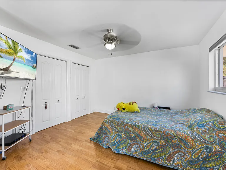 1051 NW 9th St — Photo 9