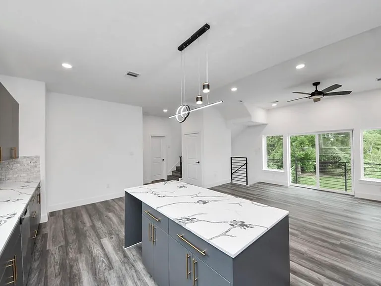 2709 Dennis St — Photo 5