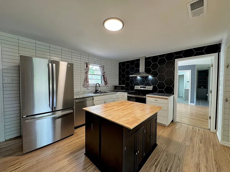 3901 Wood St — Photo 5