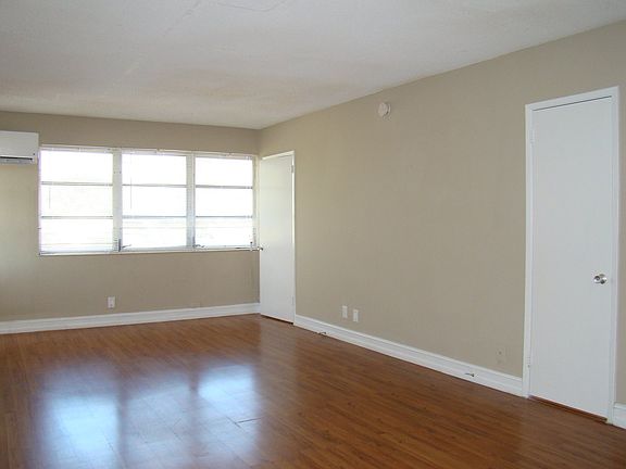 4th image of 1941 NE 51st St #37