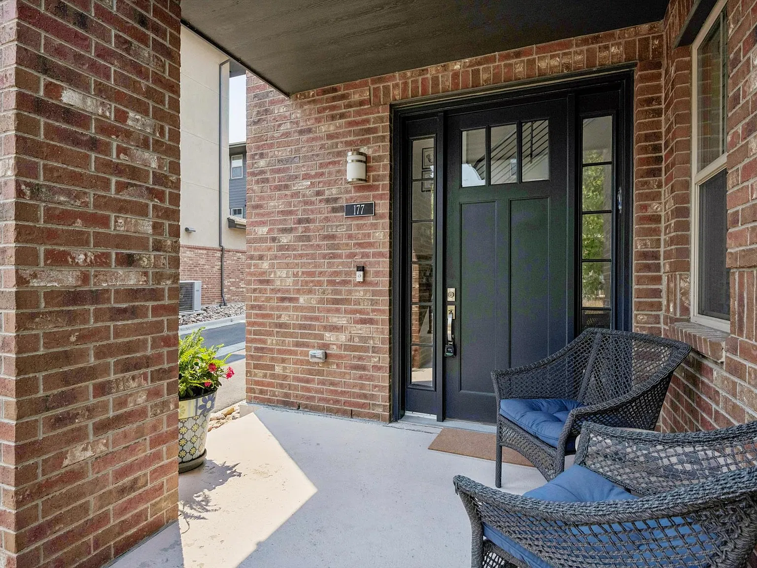 3 bed, 2406 sqft, $3,200 — Photo 3