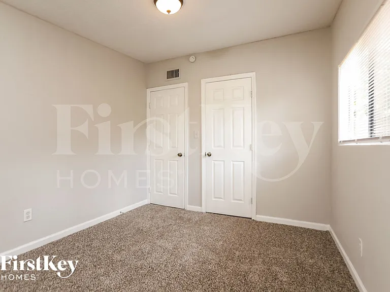 429 Notre Dame Dr — Photo 6