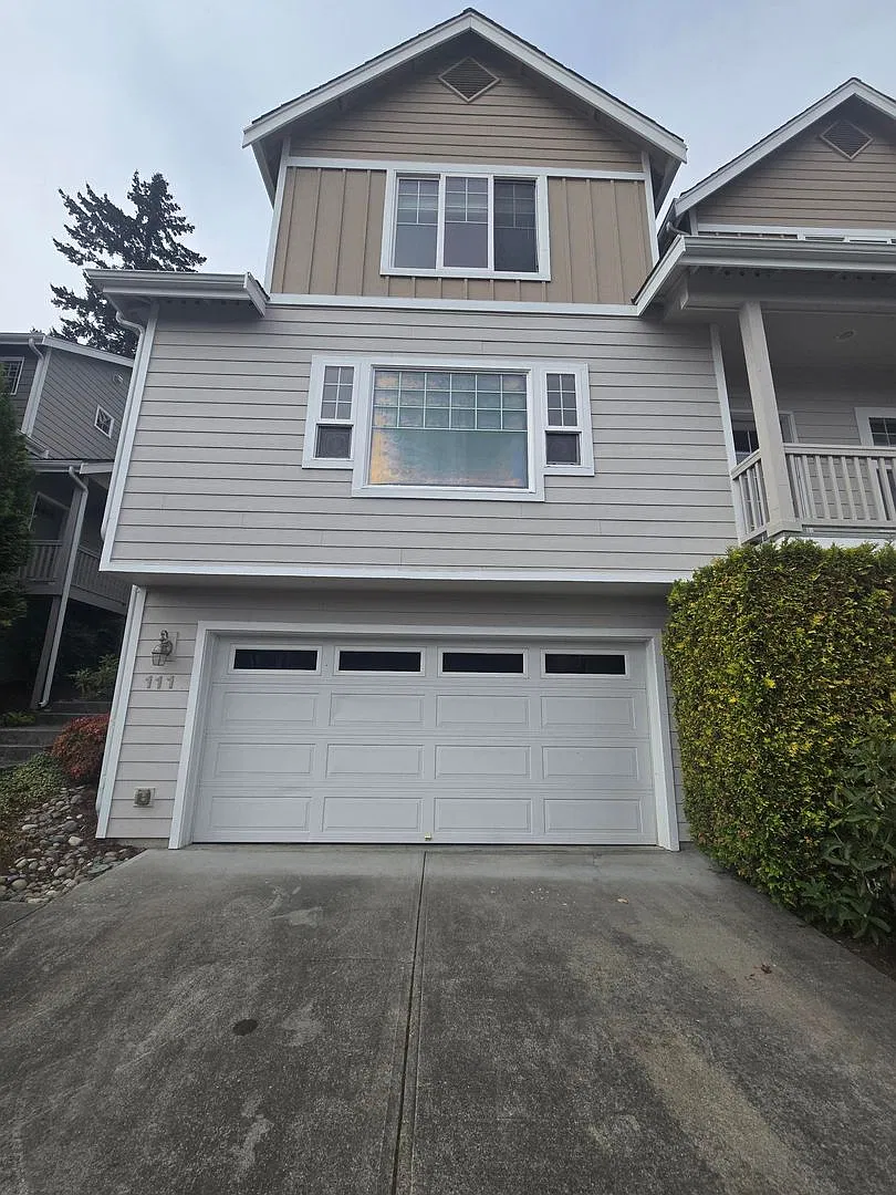 Comfortable Bremerton Townhome with Bonus Room and Fireplace — Photo 1