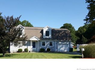 8 Manatuck Dr, Waterford, CT 06385