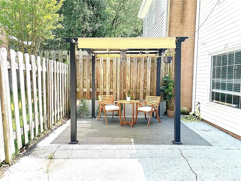838 Heritage Sq — Photo 9
