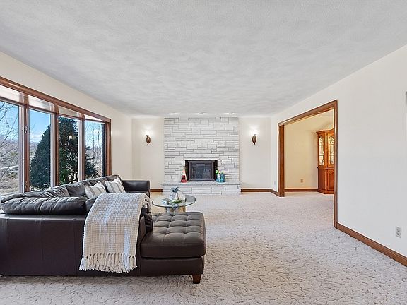 5th image of 154 Summer St