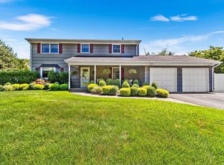 4 Buccaneer Ln, East Setauket, NY