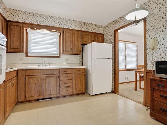 5th image of 7800 W 96th St