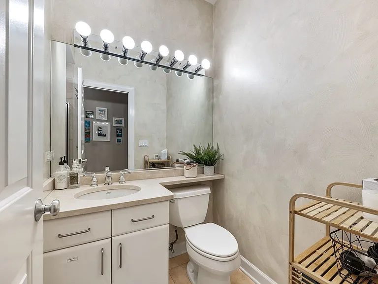 616 N May St #B — Photo 16