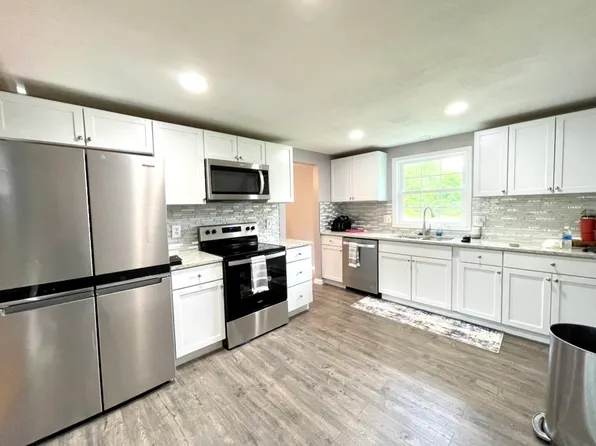 7356 Farmstead Rd, Liverpool, NY 13088