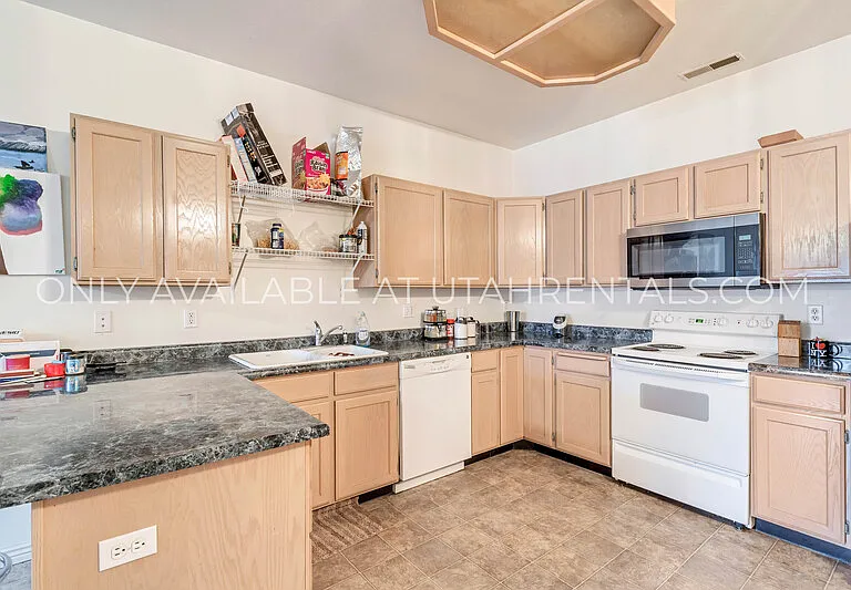 392 N Seven Peaks Blvd #323 — Photo 4