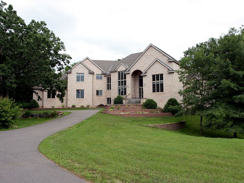 Immaculate Mihm custom home with 6,600 sq ft!