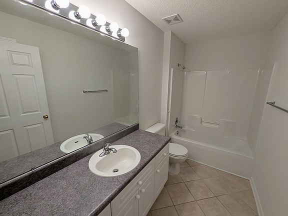 3rd image of 864 Dunwoody Pl #864