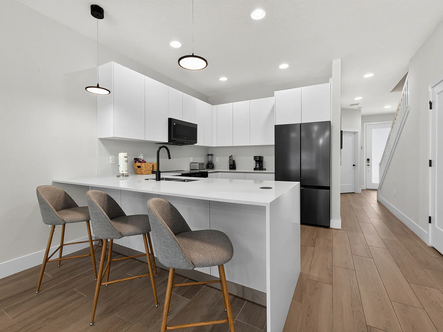 4 bed, 2264 sqft, $2,900 — Photo 3