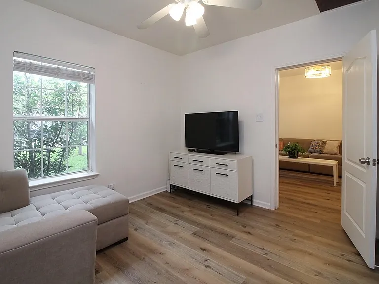 5411 Hudson St — Photo 7