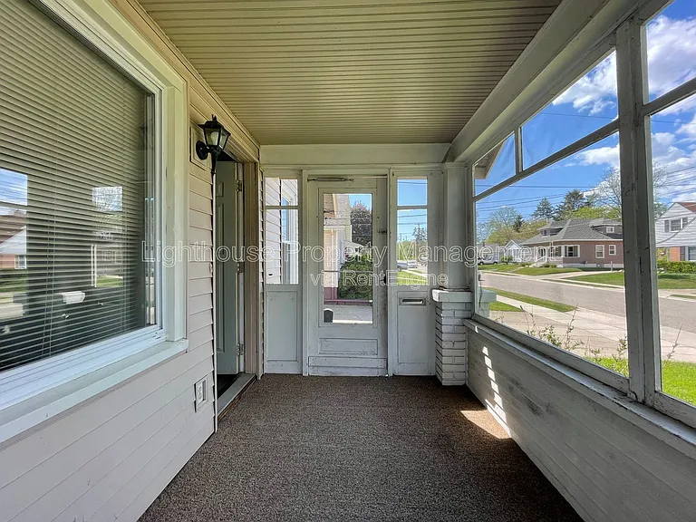 146 Lawrence St NE — Photo 3