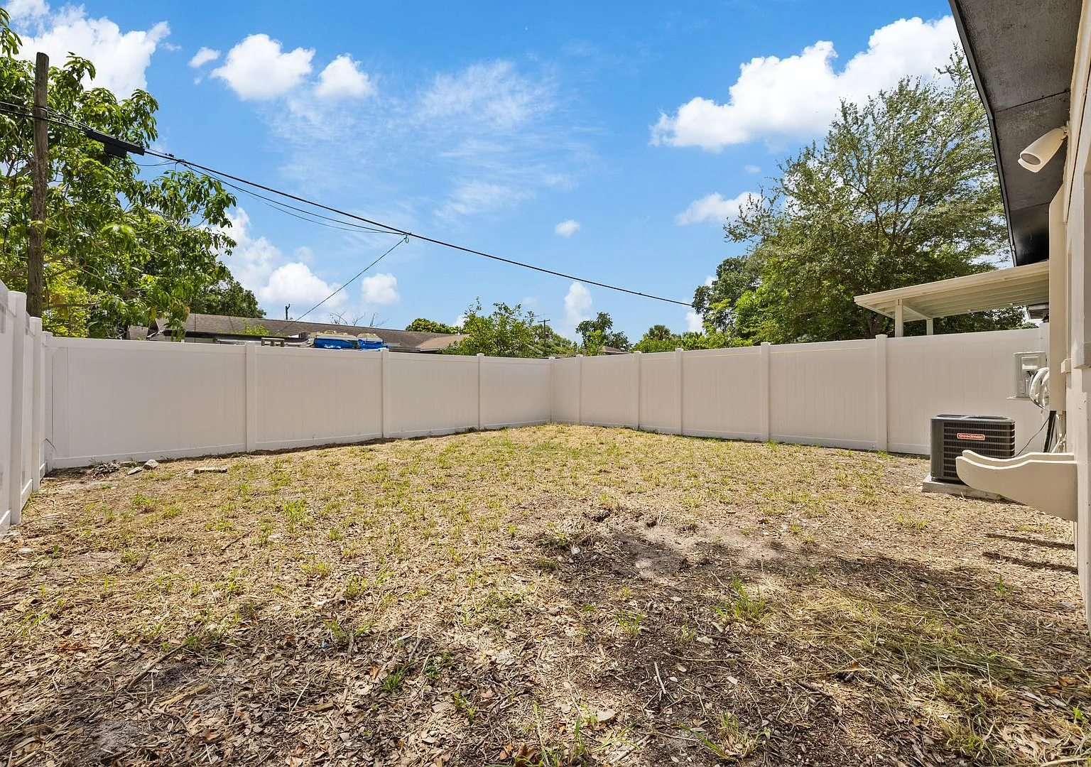Cozy Single Family Home Available Now! (Utilities Included) — Photo 4