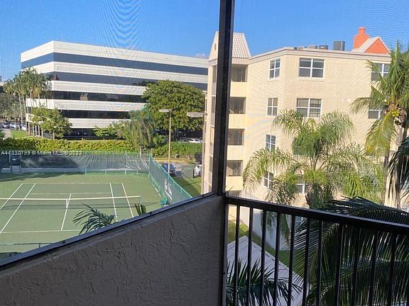 3rd image of 8205 Lake Dr #404