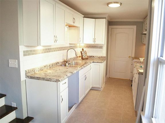 3rd image of 2207 E Meyer Blvd