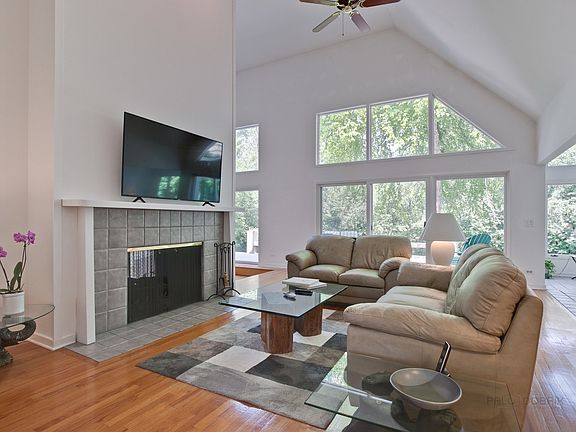 5th image of 899 Lakewood Dr