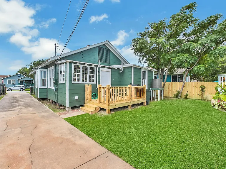 4518 Bernardo De Galvez Ave — Photo 31