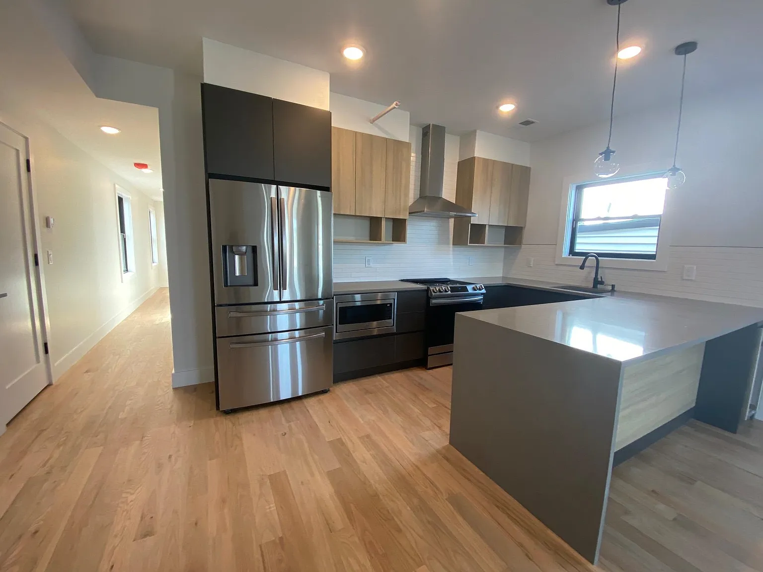 2 bed, 2.0 bath, 1233 sqft, $3,800 — Photo 2