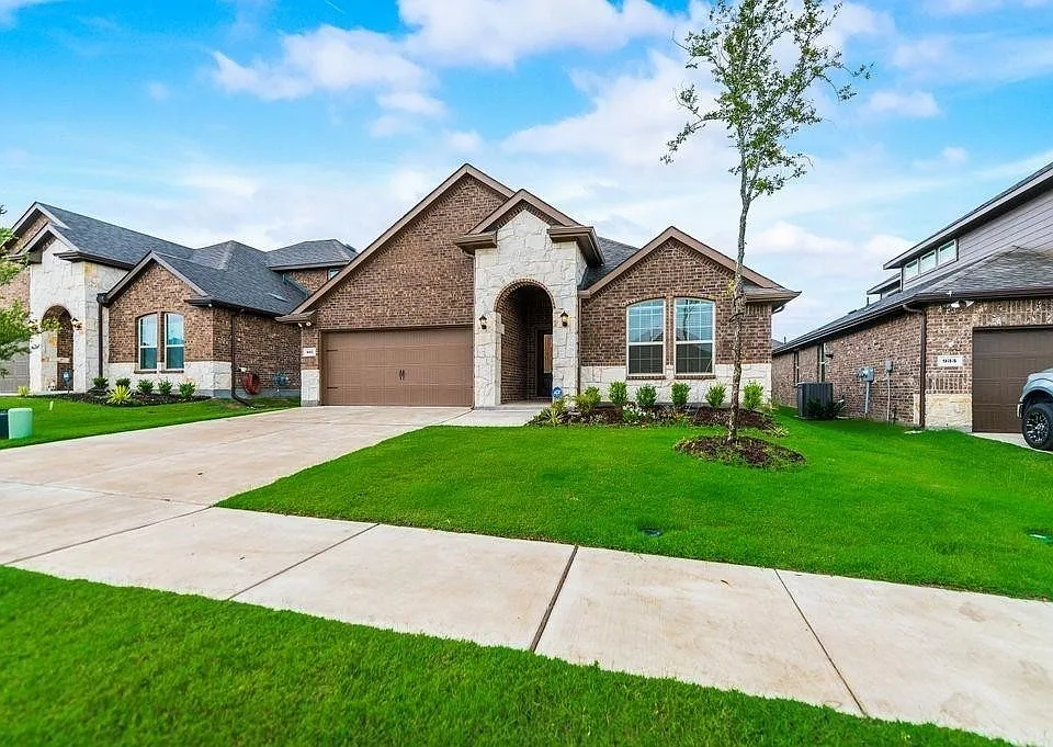937 Royal Ln