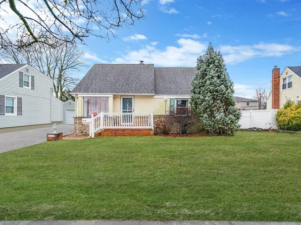 246 S Pershing Avenue, Bethpage, NY 11714
