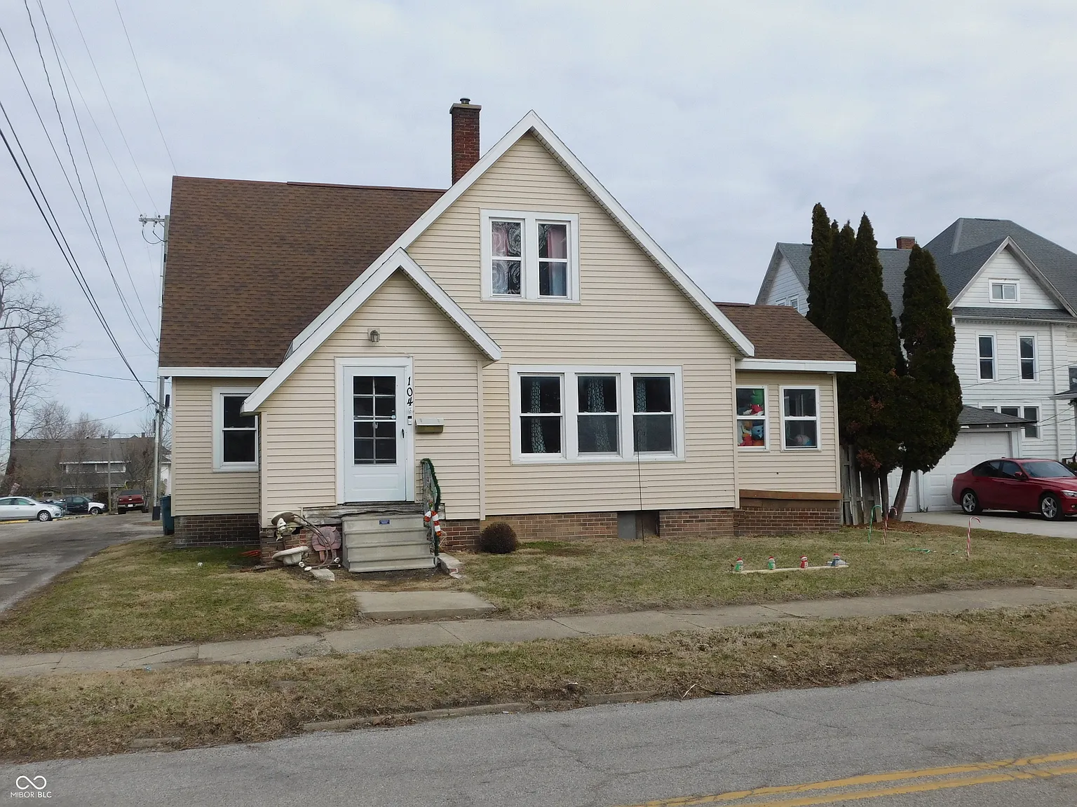 104 W College St photo 1
