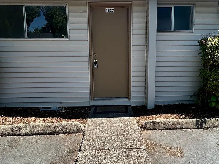 1010-1040 Lansford Dr SE — Photo 2