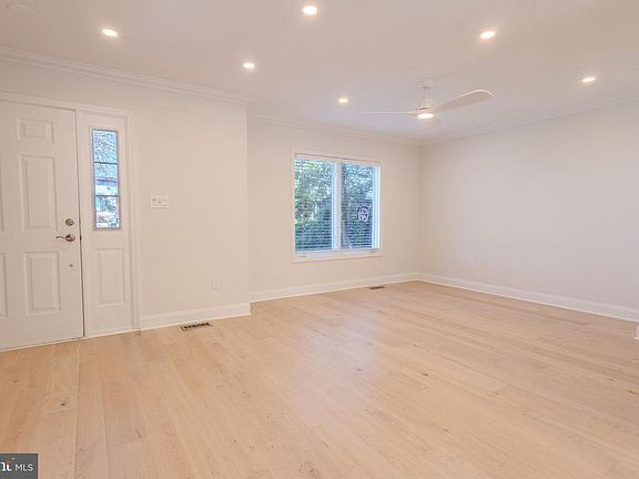 5th image of 333 S Riverside Dr