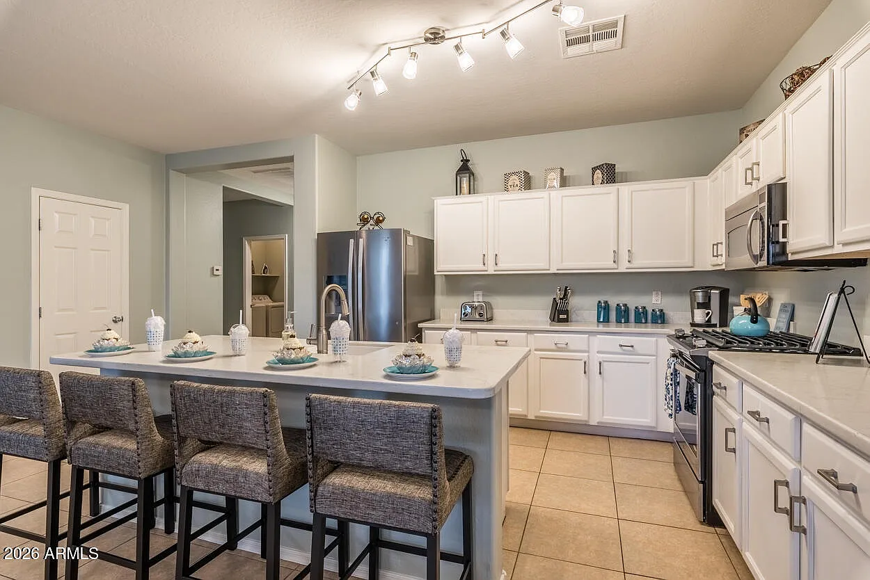3 bed, 2.0 bath, 1831 sqft, $3,300 — Photo 3