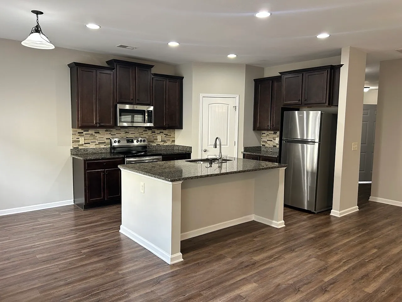 4 bed, 2.5 bath, 2160 sqft, $2,500 — Photo 2