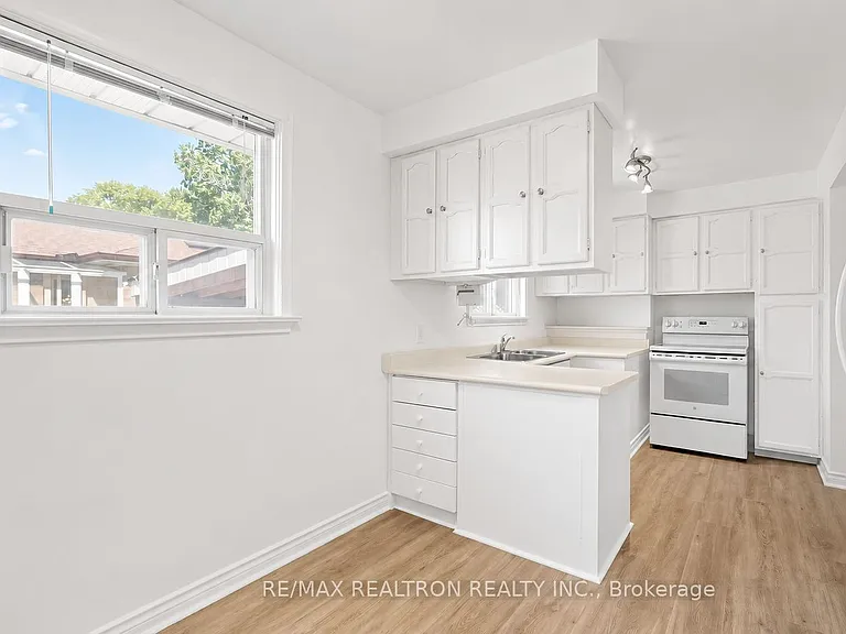 398 Connaught Ave — Photo 4
