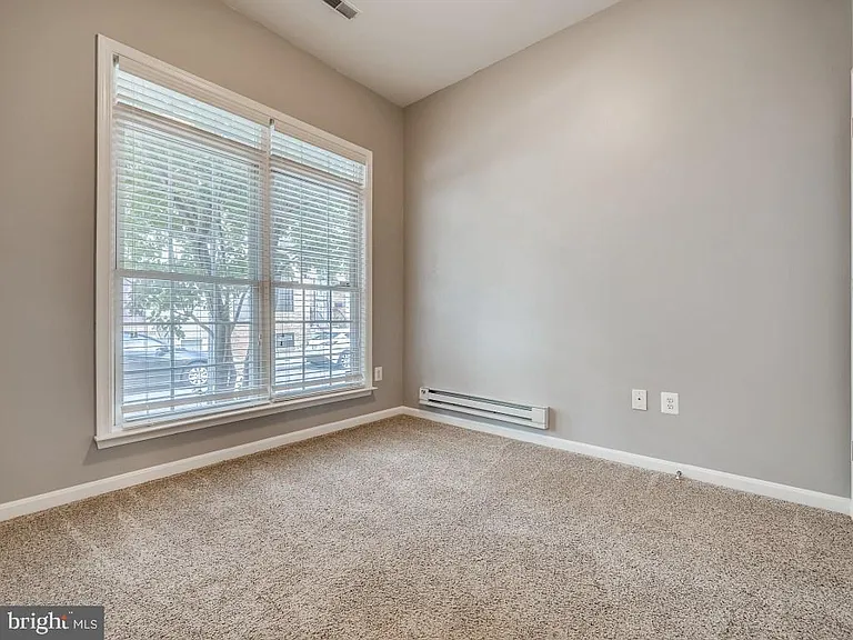 604 S Glover St — Photo 7