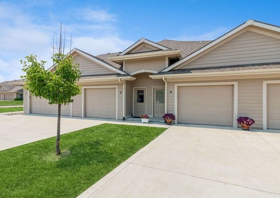 1st image of 2511 NE Oak Dr Unit 6