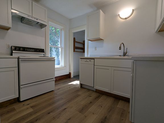 Kitchen, stove, dishwasher and sink. Door to basement.
Cocina, estufa, lavador.
Puerto abajo.