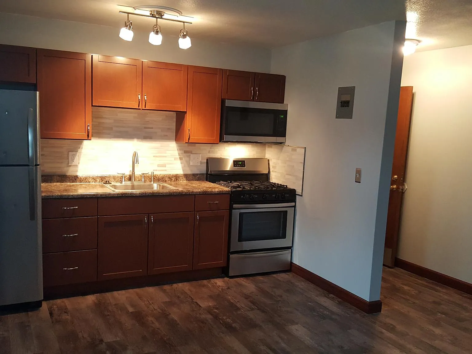 300 Lincoln St NE — Photo 2