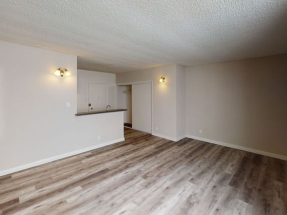 3rd image of 516 S Kenmore Ave #16A