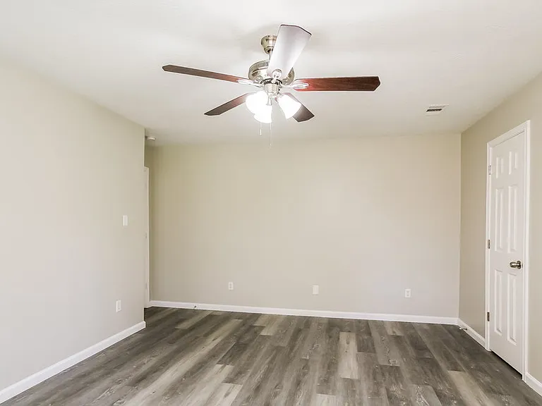 1528 Glen Oaks Dr — Photo 9
