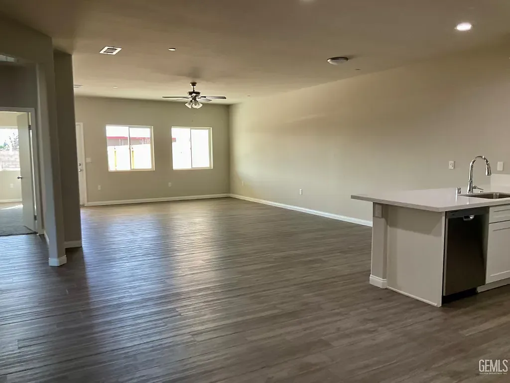 4 bed, 1883 sqft, $2,500 — Photo 2