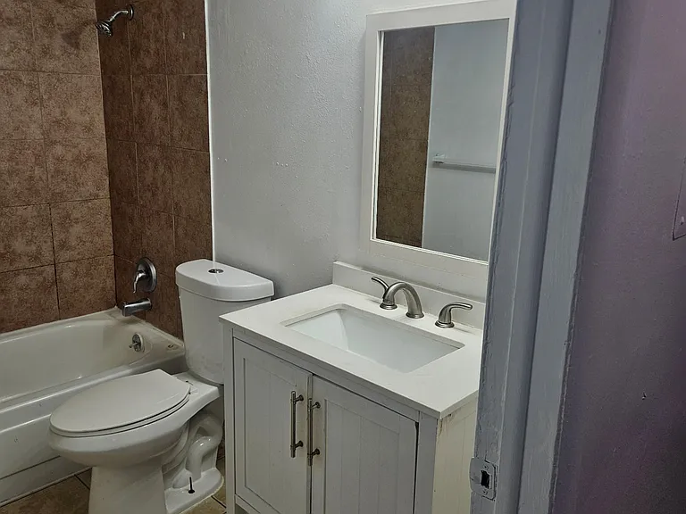 741 N Riverside Dr — Photo 8