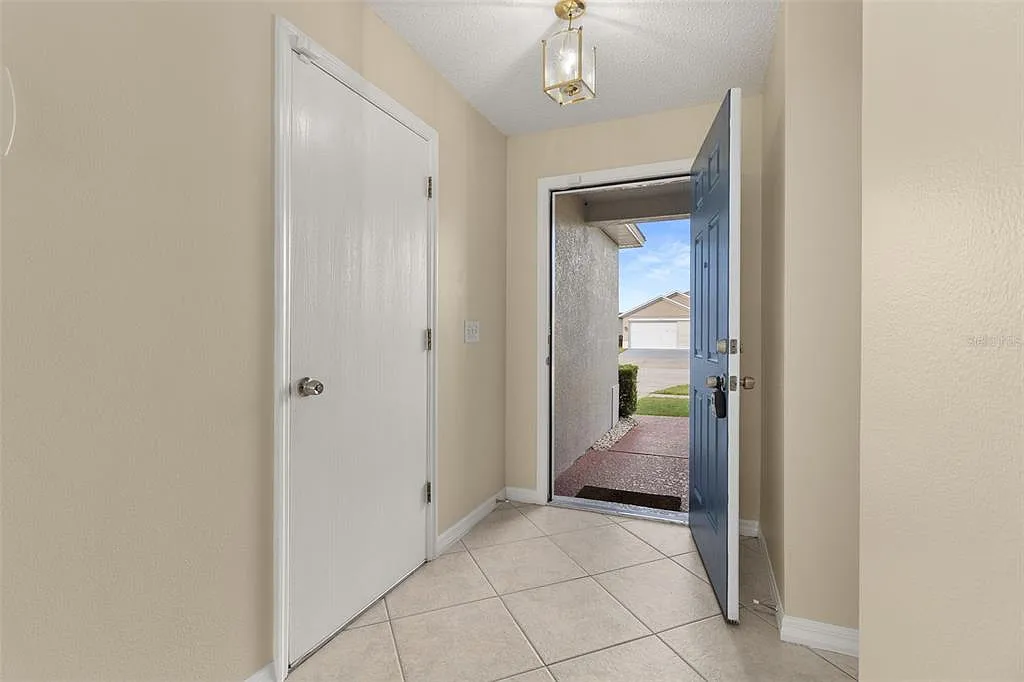 4 bed, 2.0 bath, 1437 sqft, $2,050 — Photo 3