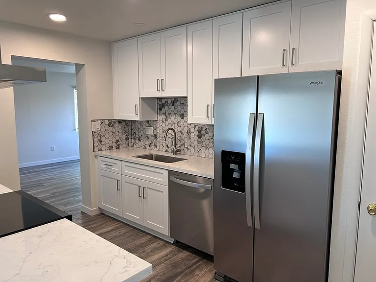 1322 E Broadmor Dr — Photo 1