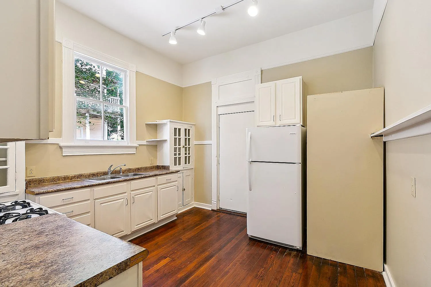 1 bed, 750 sqft, $1,200 — Photo 2